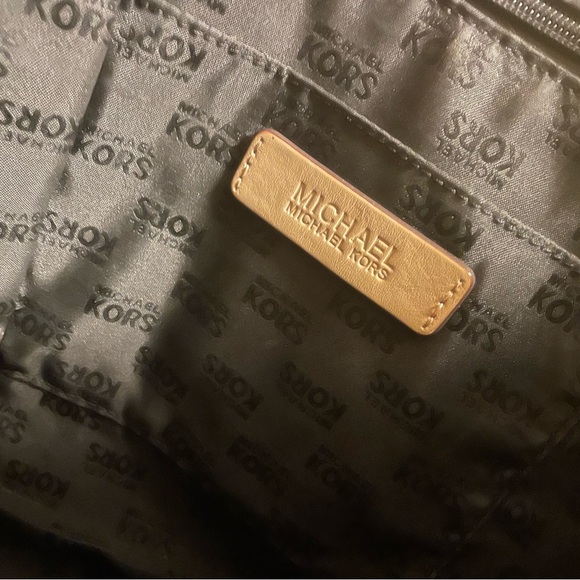 Michael Kors Patent Leather Jet Set Tote - Picture 5 of 6